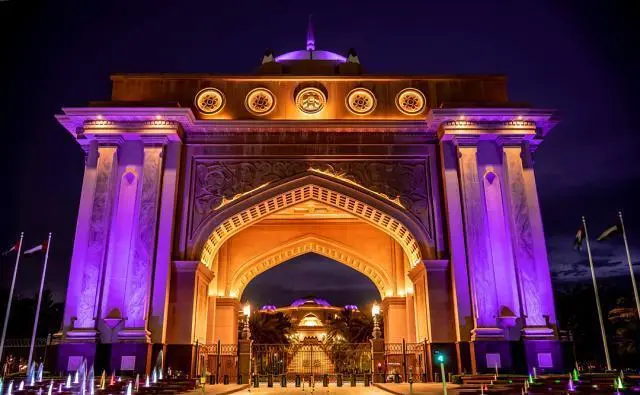 阿聯(lián)酋阿布扎比皇宮酒店設計極其豪華，耗資30億美元